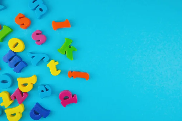Plastic Kleurrijke Alfabet Letters Blauwe Achtergrond — Stockfoto