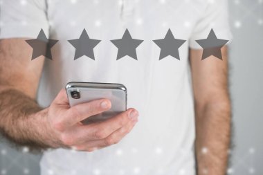 İnsan beş yıldızlı bir değerlendirme yapar, geri bildirim konsepti