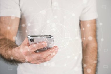 Telefonlu bir adam, internette geziniyor, ağ kurma konsepti.