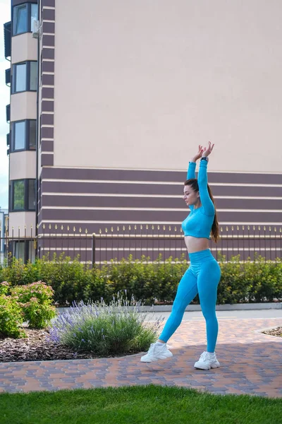 Chica Haciendo Ejercicio Aire Libre Haciendo Gimnasia Ciudad — Foto de Stock