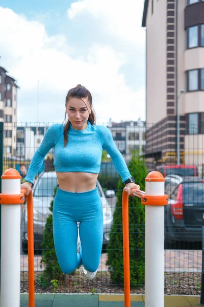 Flicka Gör Övningar Horisontell Bar Utomhus Gymmet Lekplats — Stockfoto