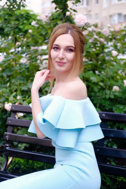 Güzel elbiseli, mutlu ve gülümseyen bir kızın portresi.