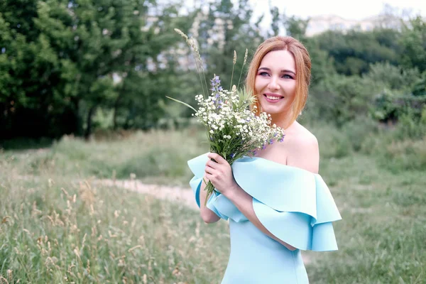 Giovane Donna Con Fiori Nel Parco Posa — Foto Stock