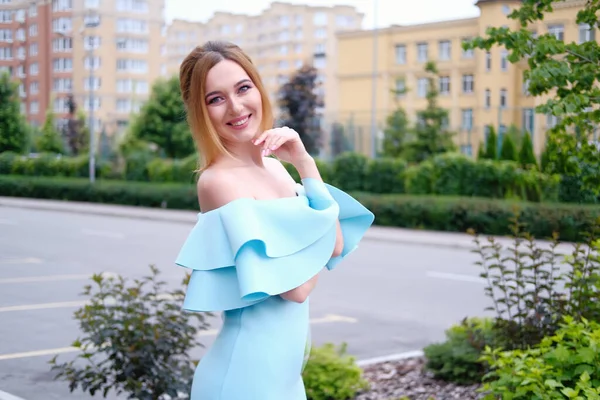 Retrato Uma Jovem Mulher Vestido Bonito Menina Feliz Sorridente — Fotografia de Stock