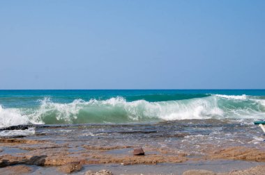 Deniz dalgaları yakın çekim, seçici odak, deniz dalgasında beyaz köpük.