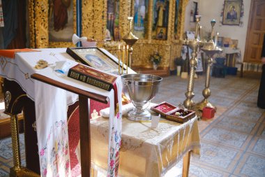 Kyiv, Ukrayna - 10 Ekim 2020: kilisenin içi. İlginç, mimari bir anıt. Vaftiz töreni..