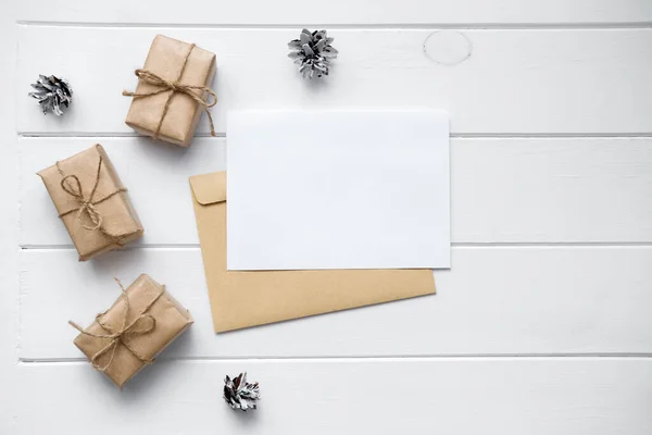 Simular Tarjeta Felicitación Una Mesa Madera Blanca Con Regalos Pinas —  Fotos de Stock