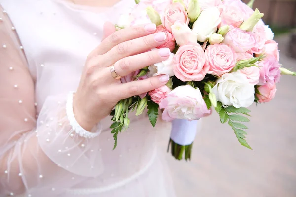 Mano Spose Con Anello Sul Mazzo Fiori Fotografia Matrimonio — Foto Stock