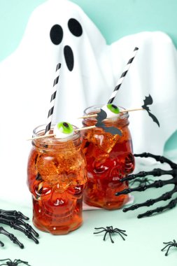 Tatlı gözlü, yarasa süslemeli, hayalet geçmişli ürkütücü Cadılar Bayramı içkileri.