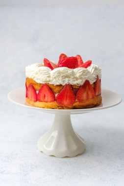 Pasta standında çilekli pasta. Zarif parti için tatlı konsepti. Ya da pastane ilhamı.