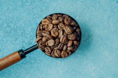 Mavi arka planda kepçe kahve çekirdekleri