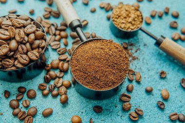 Kahve, hazır kahve ve mavi arka planda kepçelerle fasulye.