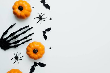 Balkabağı iskelet el yarasa el Cadılar Bayramı simgeleri basit tasarım minimal beyaz arka plan şenlik dekorasyonu