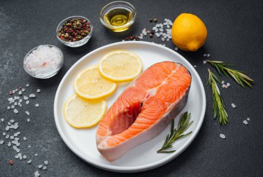 Taze somon filetosu limon dilimleri ve otlarla güzelce düzenlenmiştir..