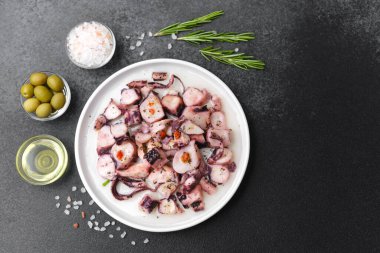 Ahtapot parçaları salata hazırlama ya da sağlıklı öğle yemeği konsepti için beyaz kâseye konur.