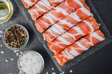 Jambona sarılmış sosis siyah tahta ve baharatlı.