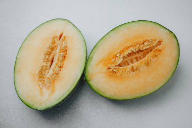 Tohumları hafif bir yüzeyde görünen taze kavun parçaları.