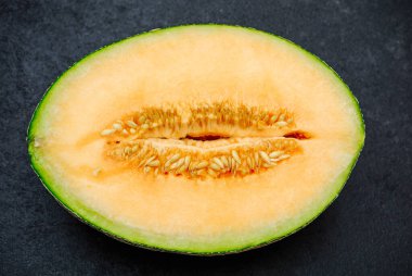 Yarım Kavun ve Koyu Yüzeyde Tohumlar