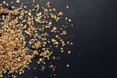 Tahıl gevreği koyu arkaplanda