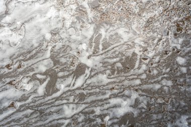 Köpük deseni ıslak zemin yüzeyine doğal soyut çizgiler ve akan beyaz dokuyla yayılır.