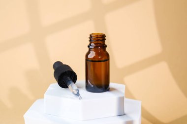 Kehribar cam serum düşürücü şişesi ve deri özü.