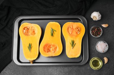 Baharatlı ve sarımsaklı biberiyeli yarım tereyağlı kabak.