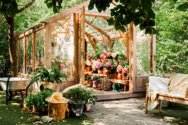 Çiçekli sera ve bahçecilik ve çiçekçilik için kırsal dekor.