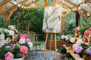 Çiçekli taşra serası, sicim ışıkları ve yaşam tarzı, bahçe işleri ve yaratıcı konsept için soyut resim.