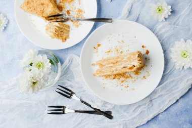 Napoleon Millefeuille keki. Puf böreği ve beyaz tabakta çiçekli krema.