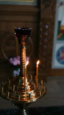 Süslü tutacakta yanan mumlar, yumuşak ışık, dini ortam, sıcak parıltı..