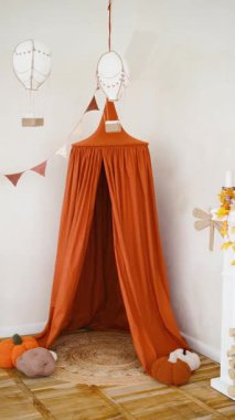 Balkabağı yastıkları ve balon desenli rahat turuncu tente çadırları.