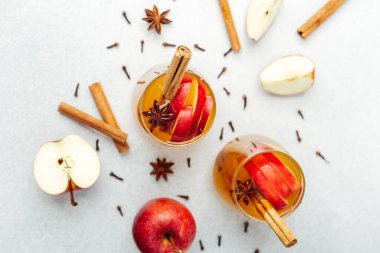 Tarçın çubukları, yıldız anason, karanfil ve elma dilimleriyle baharatlı elma şarabı..