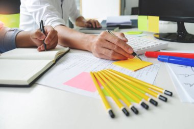 Üniversite / Üniversite öğrencileri tartışırken ödev olarak sınıf, eğitim kavramı üzerinde