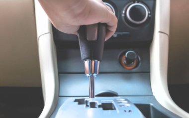 bir arabanın içine vites değiştirmek için tutan el kadar kapatın