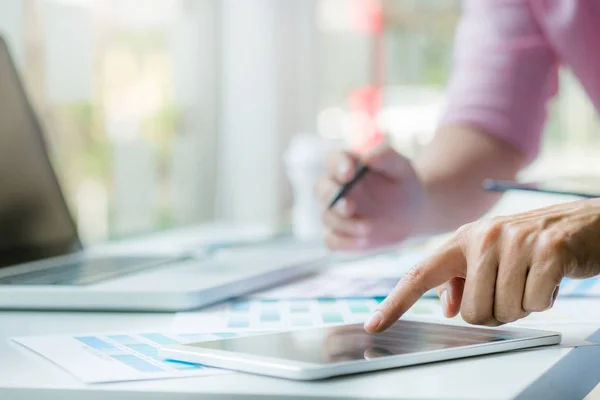 Modern ofis renk tablosu üzerinde grafik tasarımcıları