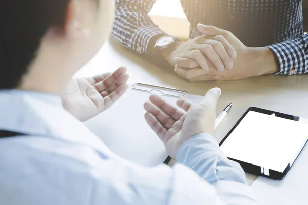 Nahaufnahme des Patienten, Arzt erklärt Krankheit im Krankenhaus — Stockfoto