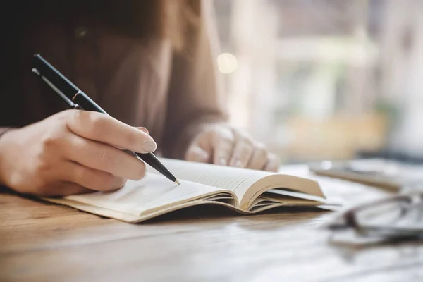 Cerrar Manos Femeninas Escribir Cuaderno Cafetería — Foto de Stock