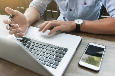 Dizüstü bilgisayar ve onun resepsiyon freelancer kavramı üzerindeki belgeler ofisinde çalışan iş adamı.
