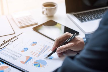 Belge verileri ofiste çalışan işadamı görüntüsü