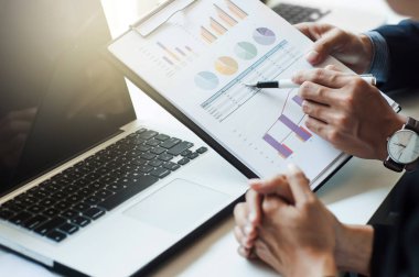 Office grafiği tartışırken iki iş adamları Close-Up