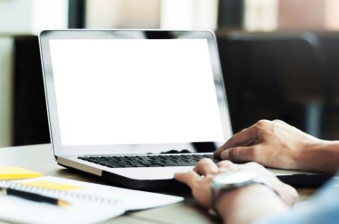 modern ofis boş ekran ile dizüstü bilgisayar kullanan adam