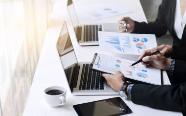 Office grafikte tartışırken uymak yakın çekim