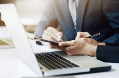 Şirket yöneticileri satış grafiği Office içinde tartışıyor