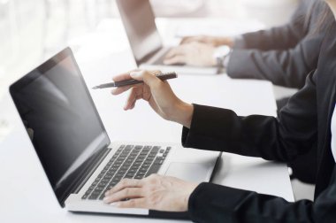 çalışma, istimal bilgisayar laptop, çözüm tartışan grup iş adamları