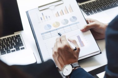 İşadamları ofis dizüstü bilgisayar verileri elektronik tablo belgelerle çalışma