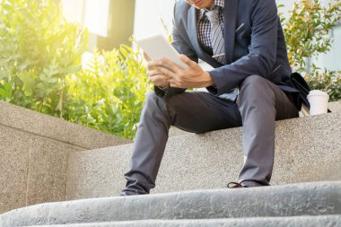 işadamı sit ve tablet hakkında veri kaynak açık kahve ile kullanma