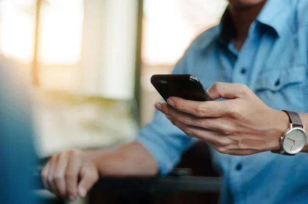 adam cep telefonu modern ofis kullanarak rahat biçimde