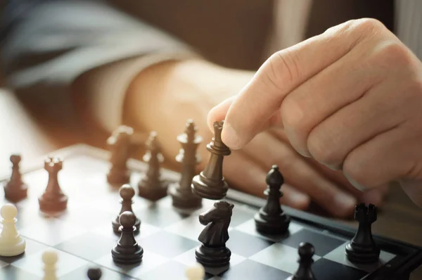 iş adamı ile satranç oyununu, stratejisi ve rekabet.