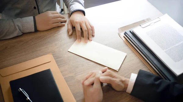 Hombre Con Carta Renuncia Por Renunciar Trabajo Gerente Recursos Humanos — Foto de Stock