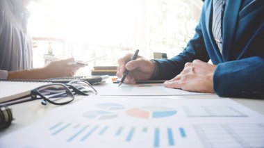 Şirket yöneticileri veri üzerinde tartışıyor.